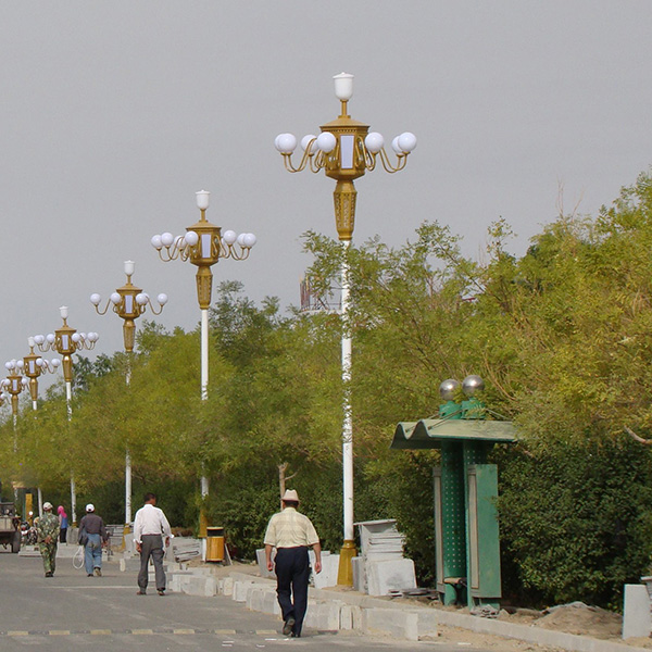 【48812】临沂市城管局园林环卫中心：路灯装置暖民意 照亮大众美好路